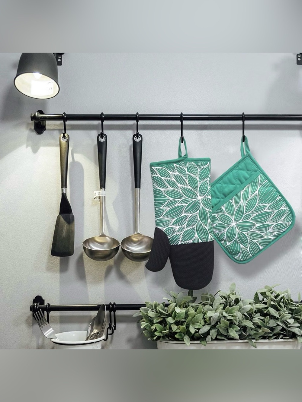 Oven Mitt & Pot Holder Set- Mint Floral (brand new)